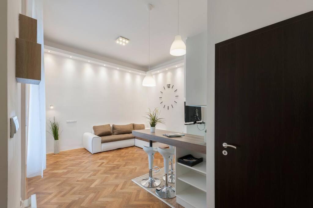 Szent Istvan Ter 4 Next To Basilica A 1 Bedroom Будапеща Екстериор снимка