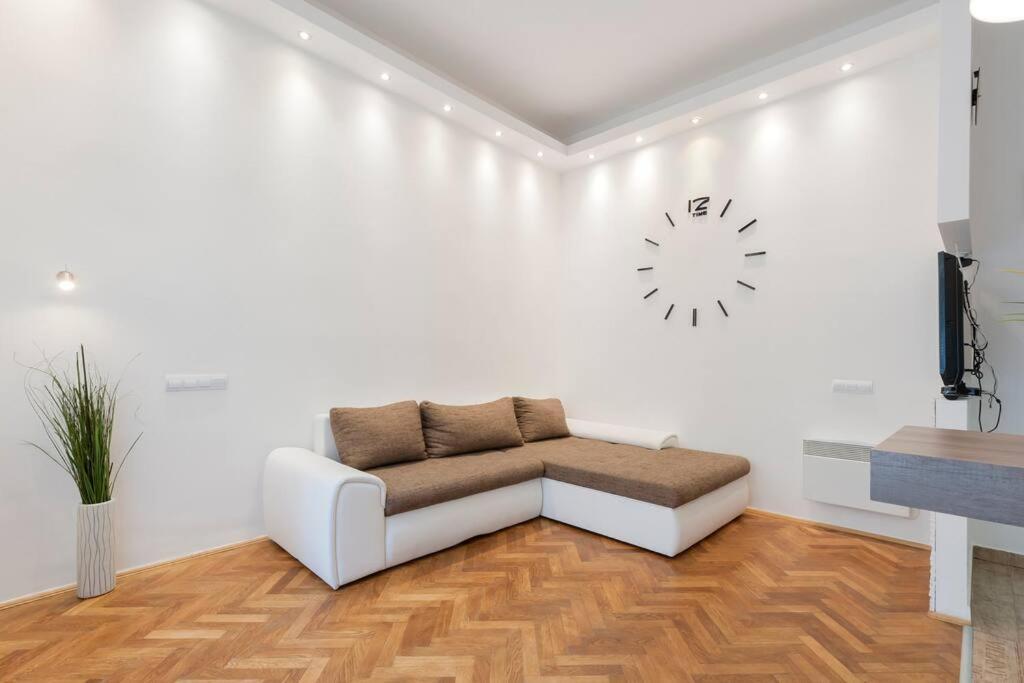 Szent Istvan Ter 4 Next To Basilica A 1 Bedroom Будапеща Екстериор снимка