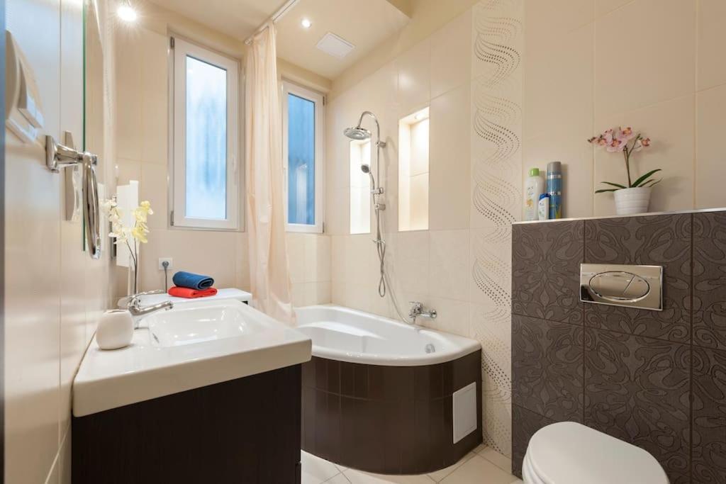 Szent Istvan Ter 4 Next To Basilica A 1 Bedroom Будапеща Екстериор снимка