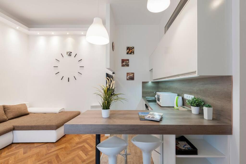 Szent Istvan Ter 4 Next To Basilica A 1 Bedroom Будапеща Екстериор снимка